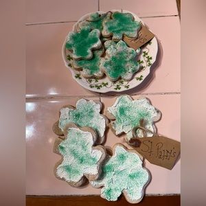 Faux st. Patrick’s day cookies & ceramic plate